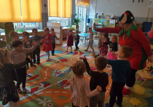Dzieci tańczą z Elfem.